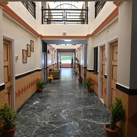 Hotel Sai Yatri تريمباك المظهر الخارجي الصورة